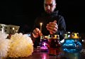 Мужчина зажигает свечу у народного мемориала в Симферополе в память о погибших при нападении на керченский колледж Мужчина зажигает свечу у народного мемориала в Симферополе в память о погибших при нападении на керченский колледж