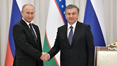 Президент РФ Владимир Путин и президент Узбекистана Шавкат Мирзиеев на церемонии официальной встречи в Ташкенте Президент РФ Владимир Путин и президент Узбекистана Шавкат Мирзиеев на церемонии официальной встречи в Ташкенте