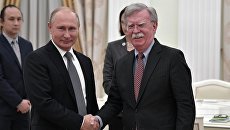 Владимир Путин и советник президента США по вопросам национальной безопасности Джон Болтон во время встречи. 23 октября 2018 Владимир Путин и советник президента США по вопросам национальной безопасности Джон Болтон во время встречи. 23 октября 2018