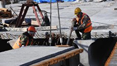 Рабочие на месте строительства моста через реку Литовка на трассе Артем – Находка – порт Восточный компанией Примавтодор Рабочие на месте строительства моста через реку Литовка на трассе Артем – Находка – порт Восточный компанией Примавтодор