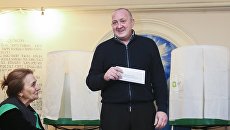 Президент Грузии Георгий Маргвелашвили на выборах президента Грузии на избирательном участке в Тбилиси. 28 октября 2018 Президент Грузии Георгий Маргвелашвили на выборах президента Грузии на избирательном участке в Тбилиси. 28 октября 2018