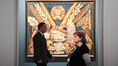 Сотрудники возле картины Ильи Машкова Советские хлеба во время подготовки выставки Сокровища музеев России Сотрудники возле картины Ильи Машкова Советские хлеба во время подготовки выставки Сокровища музеев России