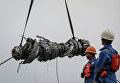 Спасатели поднимают двигатель разбившегося самолета Lion Air JT610. 3 ноября 2018 Спасатели поднимают двигатель разбившегося самолета Lion Air JT610. 3 ноября 2018