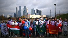Участники флешмоба, где будут развернуты флаги всех 85 регионов России в честь Дня народного единства на Поклонной горе в Москве. 4 ноября 2018 Участники флешмоба, где будут развернуты флаги всех 85 регионов России в честь Дня народного единства на Поклонной горе в Москве. 4 ноября 2018