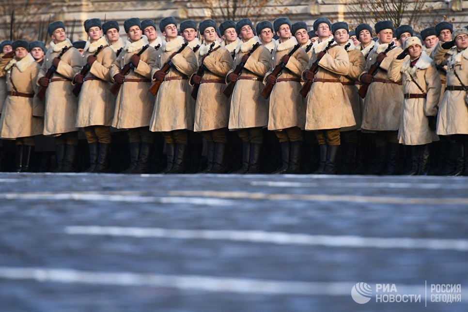 Участники марша, посвященного 77-летию военного парада 1941 года, на Красной площади в Москве Участники марша, посвященного 77-летию военного парада 1941 года, на Красной площади в Москве