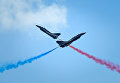 Истребители J-10 ВВС Китая во время выступления на Чжухайском авиасалоне Истребители J-10 ВВС Китая во время выступления на Чжухайском авиасалоне