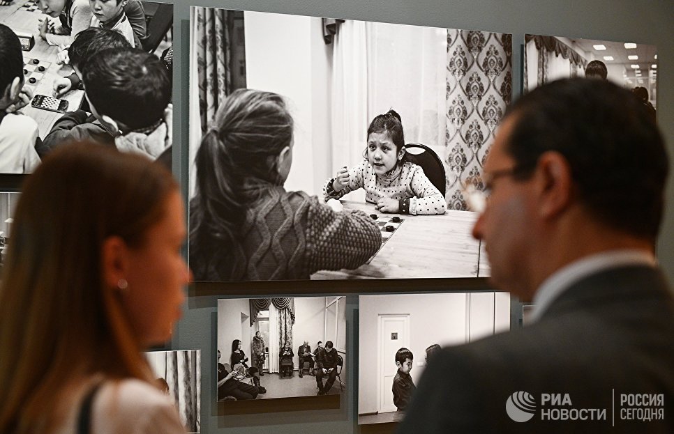 Посетители на открытии выставки победителей IV международного конкурса фотожурналистики имени Андрея Стенина в Москве Посетители на открытии выставки победителей IV международного конкурса фотожурналистики имени Андрея Стенина в Москве