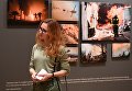 Посетительница на открытии выставки победителей IV международного конкурса фотожурналистики имени Андрея Стенина в Москве Посетительница на открытии выставки победителей IV международного конкурса фотожурналистики имени Андрея Стенина в Москве