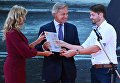 Алексей Пушков и Джастин Салливан на торжественной церемонии награждения победителей IV международного конкурса фотожурналистики имени Андрея Стенина в Москве Алексей Пушков и Джастин Салливан на торжественной церемонии награждения победителей IV международного конкурса фотожурналистики имени Андрея Стенина в Москве