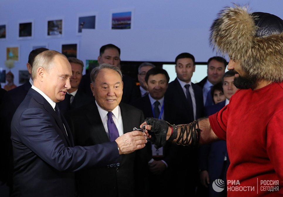 Путин в Казахстане получил в подарок завязанный в узел гвоздь и кнут Путин в Казахстане получил в подарок завязанный в узел гвоздь и кнут