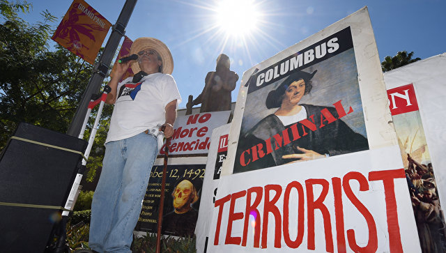 Акция протеста против Дня Колумба в Гранд-парке в Лос-Анджелесе