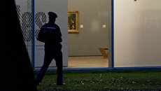 Сотрудник правоохранительных органов Нидерландов у здания музея Кюнстхал в Роттердаме, откуда были похищены работы Клода Моне, Поля Гогена, Пабло Пикассо, Анри Матисса и других художников. Архивное фото Сотрудник правоохранительных органов Нидерландов у здания музея Кюнстхал в Роттердаме, откуда были похищены работы Клода Моне, Поля Гогена, Пабло Пикассо, Анри Матисса и других художников. Архивное фото