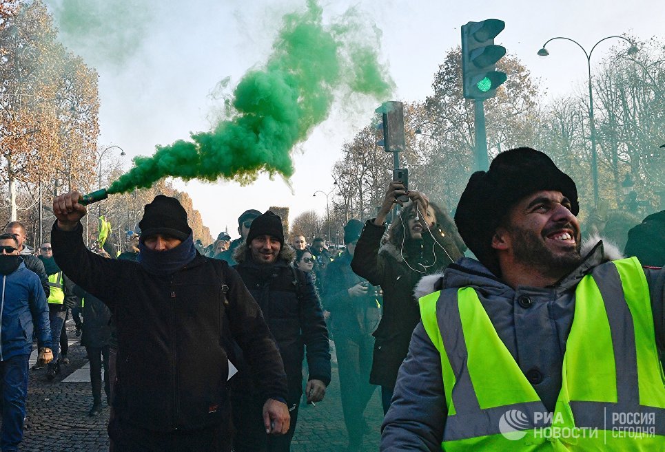 Протестующие во время акции желтые жилеты в Париже