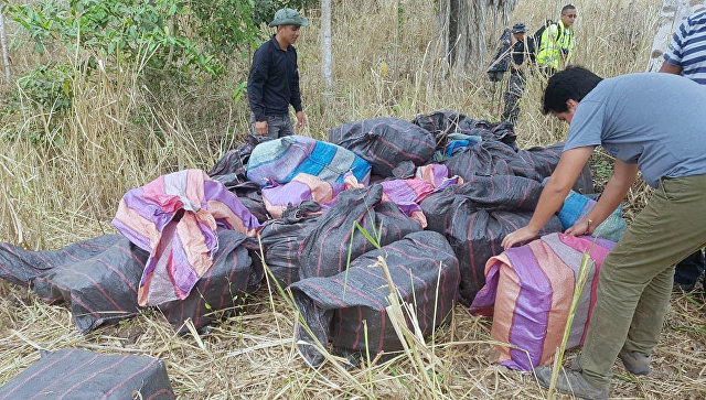 Сотрудники прокуратуры и полиции Эквадора во время изъятия двух с половиной тонн кокаина в провинции Манаби. 29 ноября 2018