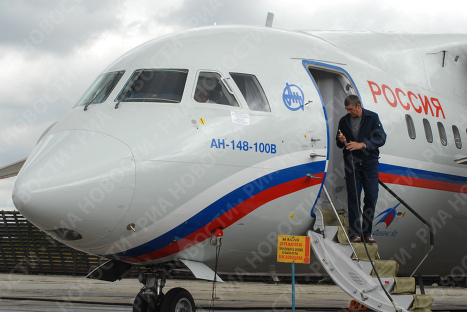 Демонстрация российско-украинского самолета Ан-148 прошла в Воронеже Демонстрация российско-украинского самолета Ан-148 прошла в Воронеже