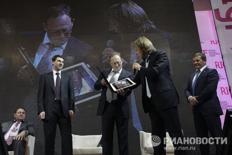 Игорь Щеголев, Андрей Колесников и Род Бекстром на Первом российском форуме по управлению Интернетом Игорь Щеголев, Андрей Колесников и Род Бекстром на Первом российском форуме по управлению Интернетом