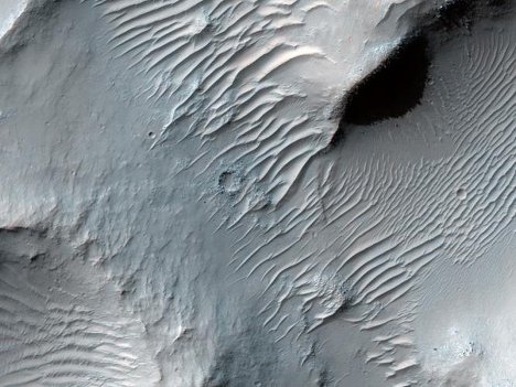 Снимок поверхности Марса, полученный камерой HiRISE Снимок поверхности Марса, полученный камерой HiRISE