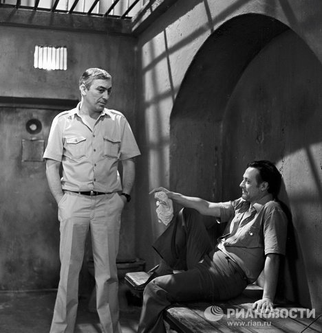 Вахтанг Кикабидзе и Юрий Соломин на съемках фильма «ТАСС уполномочен заявить» Вахтанг Кикабидзе и Юрий Соломин на съемках фильма «ТАСС уполномочен заявить»