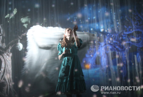 Сцена из спектакля Алиса в Зазеркалье в постановке Ивана Поповски в театре Мастерская Петра Фоменко. Сцена из спектакля Алиса в Зазеркалье в постановке Ивана Поповски в театре Мастерская Петра Фоменко.