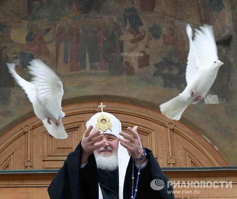 Патриарх Кирилл выпустил в небо голубей в честь праздника Благовещения Патриарх Кирилл выпустил в небо голубей в честь праздника Благовещения