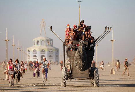 Фестиваль Burning Man в пустыне Блэк-Рок (Black Rock desert, пустыня Черной скалы) в штате Невада в США Фестиваль Burning Man в пустыне Блэк-Рок (Black Rock desert, пустыня Черной скалы) в штате Невада в США