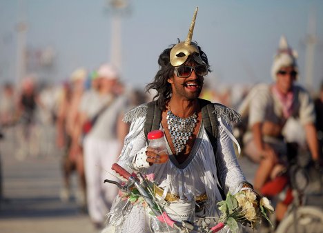 Участник фестиваля Burning Man в пустыне Блэк-Рок (Black Rock desert, пустыня Черной скалы) в штате Невада в США Участник фестиваля Burning Man в пустыне Блэк-Рок (Black Rock desert, пустыня Черной скалы) в штате Невада в США