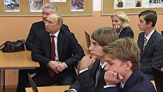 Путин с Собяниным сели за парту московской школы в День знаний Путин с Собяниным сели за парту московской школы в День знаний