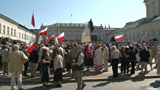 Семшов раздавал автографы во время пикета поляков под окнами сборной РФ Семшов раздавал автографы во время пикета поляков под окнами сборной РФ