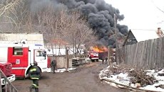 Черный дым валил от горящего склада со спецодеждой в Иркутске Черный дым валил от горящего склада со спецодеждой в Иркутске