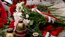 Сотни цветов и свечей принесли к месту крушения Ту-154 под Смоленском Сотни цветов и свечей принесли к месту крушения Ту-154 под Смоленском