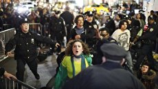 Полиция Нью-Йорка разогнала юбилейный митинг протестного движения Захвати Уолл-стрит Полиция Нью-Йорка разогнала юбилейный митинг протестного движения Захвати Уолл-стрит