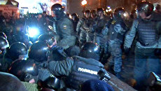 Столичная полиция задержала участников несанкционированной акции в фонтане Столичная полиция задержала участников несанкционированной акции в фонтане