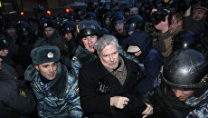 Полицейские задерживают лидера Другой России Эдуарда Лимонова на Лубянской площади Полицейские задерживают лидера Другой России Эдуарда Лимонова на Лубянской площади