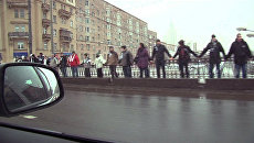 Участники акции Белый круг опоясали Садовое кольцо, взявшись за руки Участники акции Белый круг опоясали Садовое кольцо, взявшись за руки