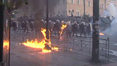Анархисты на митинге забросали полицию Афин коктейлями Молотова Анархисты на митинге забросали полицию Афин коктейлями Молотова