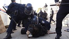 Аресты участников акции Захвати Уолл-стрит в Окленде Аресты участников акции Захвати Уолл-стрит в Окленде