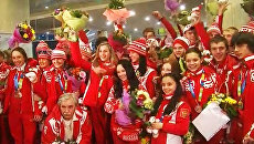 Молодежную сборную России в аэропорту встретили с цветами и флагами Молодежную сборную России в аэропорту встретили с цветами и флагами