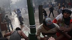 Столкновение демонстрантов с военными, охранявшими здание совета министров в Каире Столкновение демонстрантов с военными, охранявшими здание совета министров в Каире