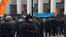 Чернобыльцы заблокировали украинский парламент Чернобыльцы заблокировали украинский парламент
