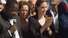 Анджелина Джоли поблагодарила жителей Лампедузы за помощь беженцам Анджелина Джоли поблагодарила жителей Лампедузы за помощь беженцам
