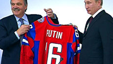 Путин получил от IIHF чемпионат мира по хоккею для России и именной свитер Путин получил от IIHF чемпионат мира по хоккею для России и именной свитер