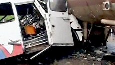 Водитель автобуса говорил по мобильному, когда врезался в автоцистерну Водитель автобуса говорил по мобильному, когда врезался в автоцистерну