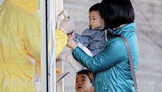 Проверка на радиацию жителей, эвакуированных из окрестностей АЭС Фукусима Проверка на радиацию жителей, эвакуированных из окрестностей АЭС Фукусима