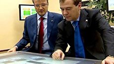 Греф показал Медведеву, как Сбербанк будет избавляться от очередей Греф показал Медведеву, как Сбербанк будет избавляться от очередей