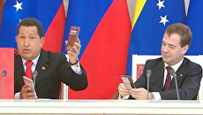 Чавес привез Медведеву шоколадку и банку бананового варенья Чавес привез Медведеву шоколадку и банку бананового варенья
