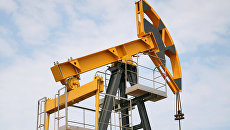 Штанговый насос на нефтяной скважине. Архив Штанговый насос на нефтяной скважине. Архив