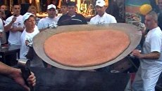Повара зажарили полутораметровую котлету для гигантского гамбургера Повара зажарили полутораметровую котлету для гигантского гамбургера