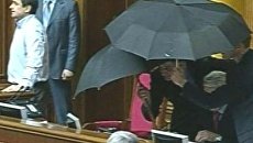 Владимира Литвина закидали яйцами на заседании Верховной Рады Владимира Литвина закидали яйцами на заседании Верховной Рады