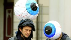 Демонстрация перед местом проведения собрания акционеров Glencore в швейцарском городе Цуг Демонстрация перед местом проведения собрания акционеров Glencore в швейцарском городе Цуг