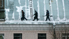 Очистка крыш от снега в Москве. Архивное фото Очистка крыш от снега в Москве. Архивное фото